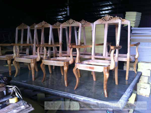 晾漆中的饭店餐椅-久木家具工厂一角